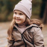 Cepure ar austiņām un šalli