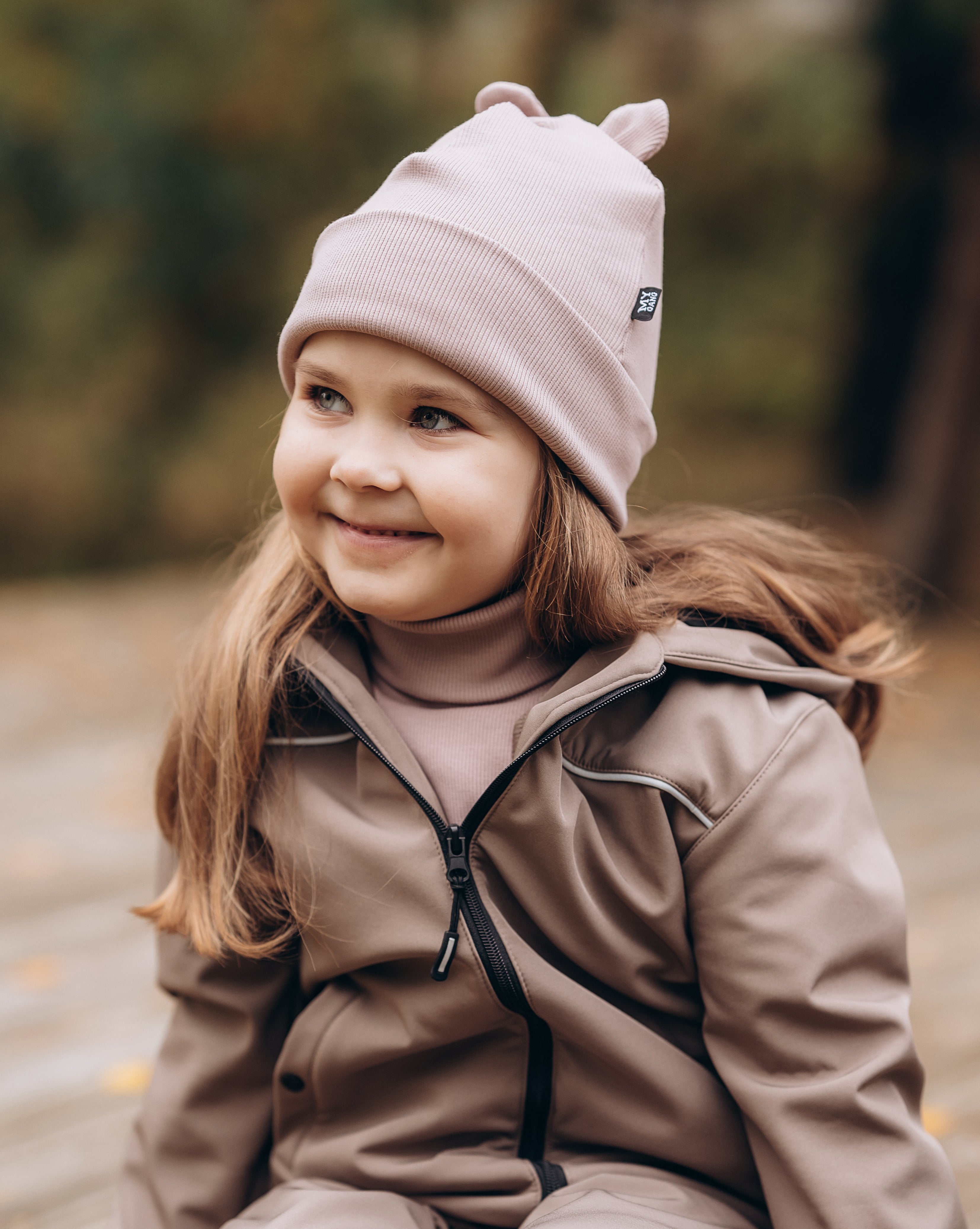 Cepure ar austiņām un šalli