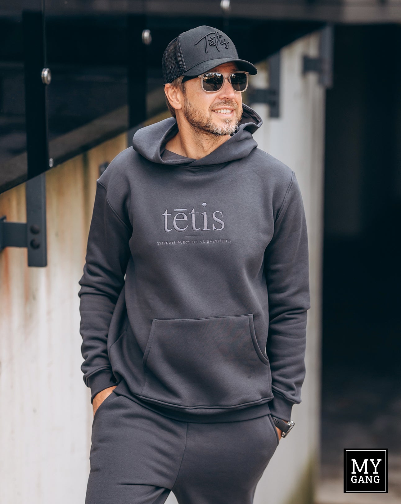 Džemperis vai Hūdijs TĒTIS stiprais plecs uz kā balstīties