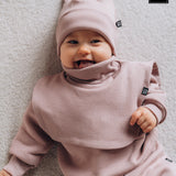 Cepure ar austiņām un šalli