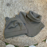 Cepure ar austiņām un šalli