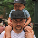 Cepure ar taisno nagu TĒTIS.