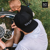 Cepure ar taisno nagu TĒTIS.