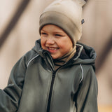 Cepure ar austiņām un šalli