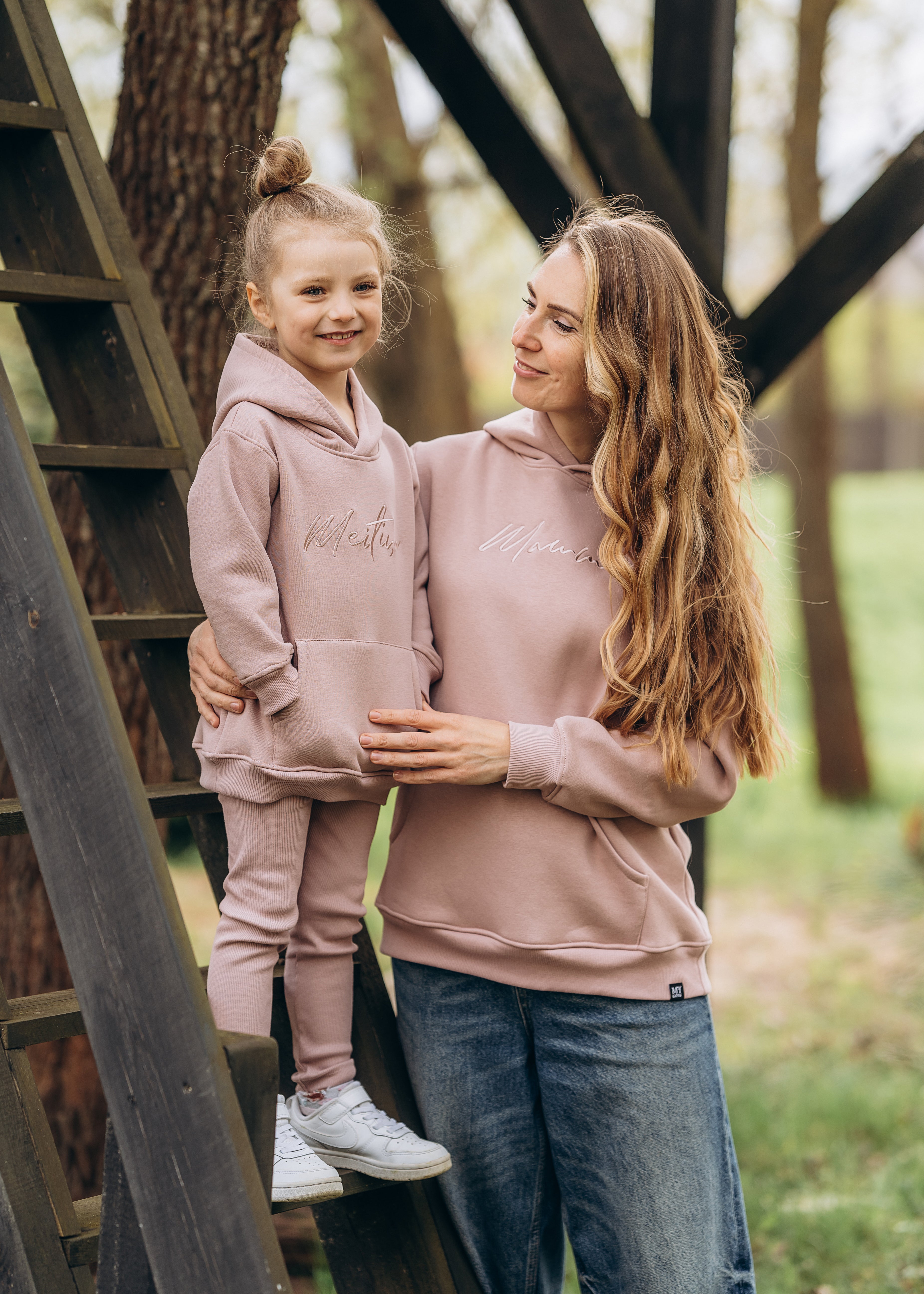 Džemperis vai Hūdijs MEITIŅA