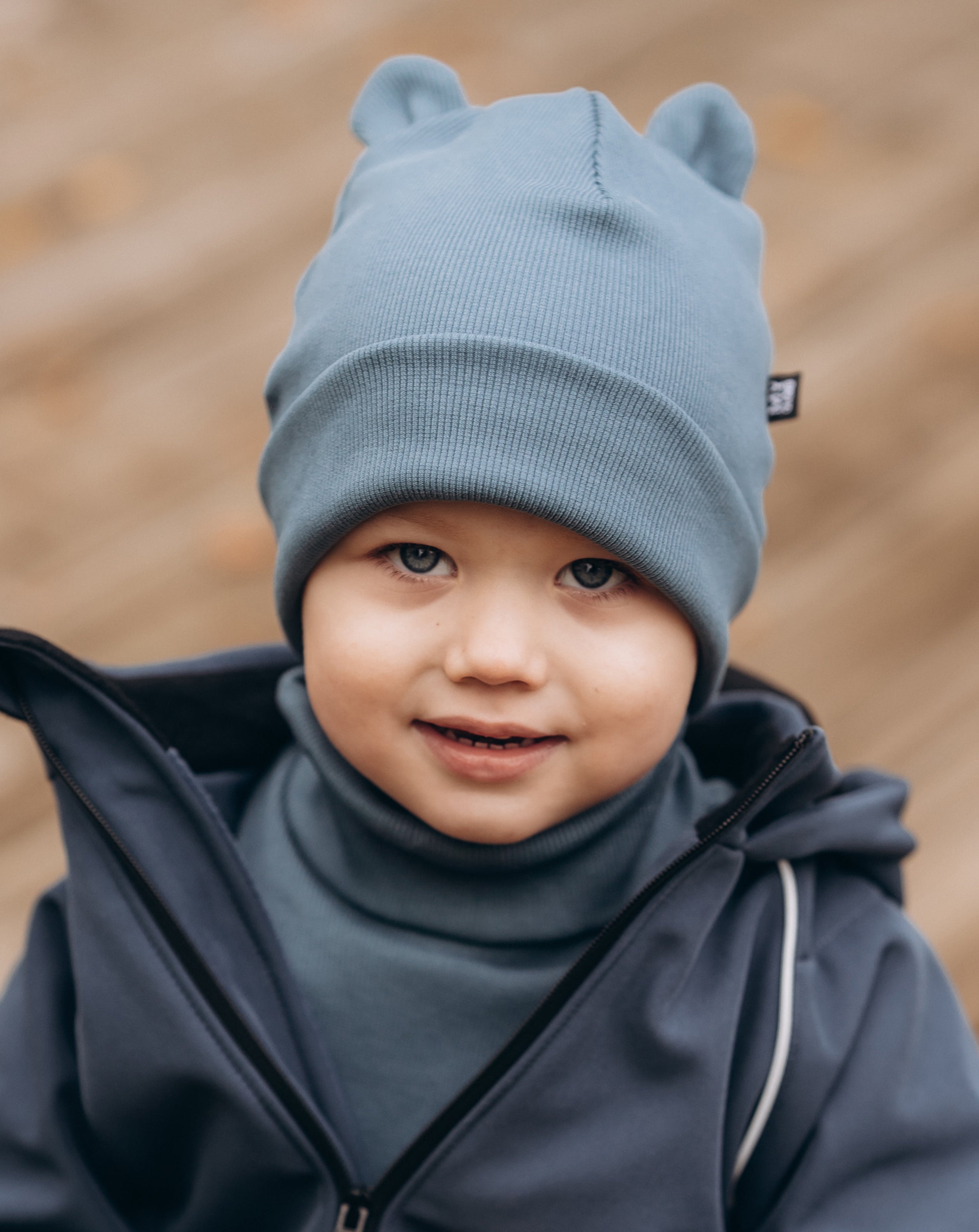 Cepure ar austiņām un šalli