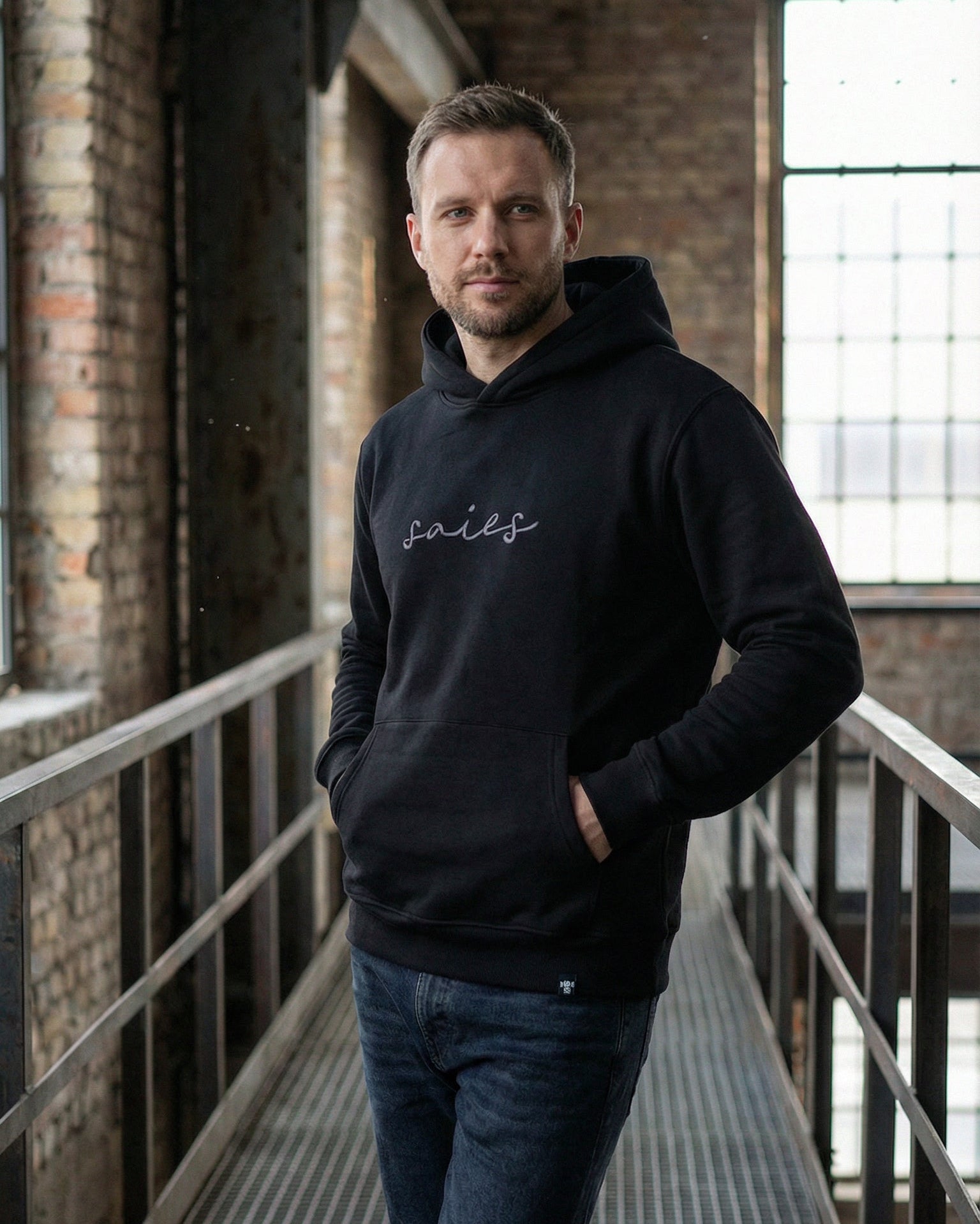 Džemperis vai Hūdijs SAIES