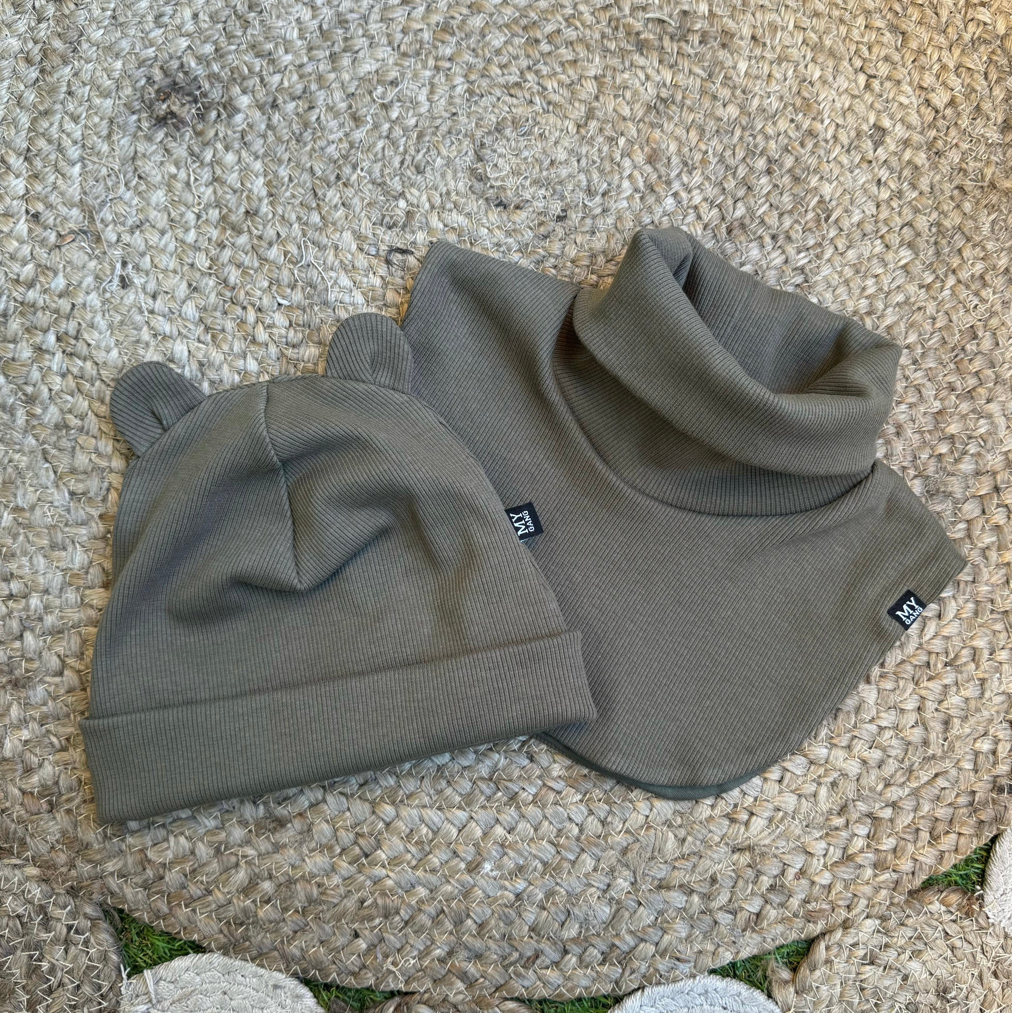 Cepure ar austiņām un šalli